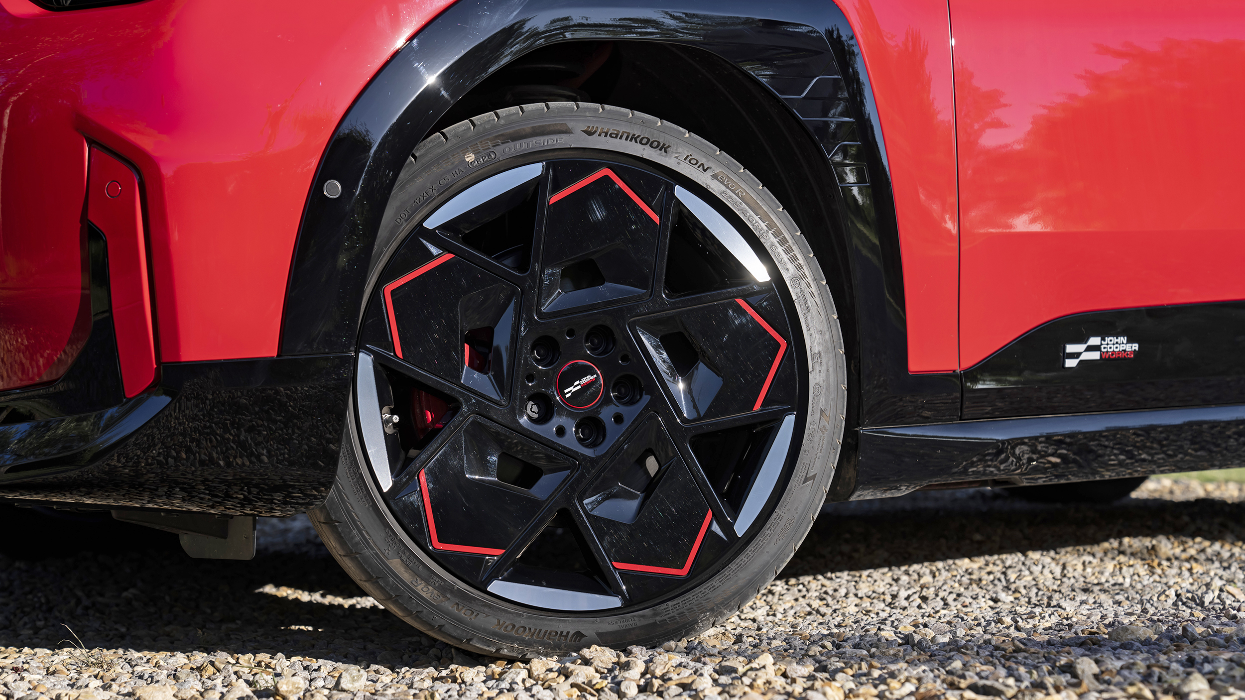Schwarz-rote-Felgen eines roten Mini JCW Aceman.