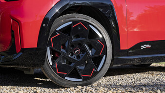 Schwarz-rote-Felgen eines roten Mini JCW Aceman.