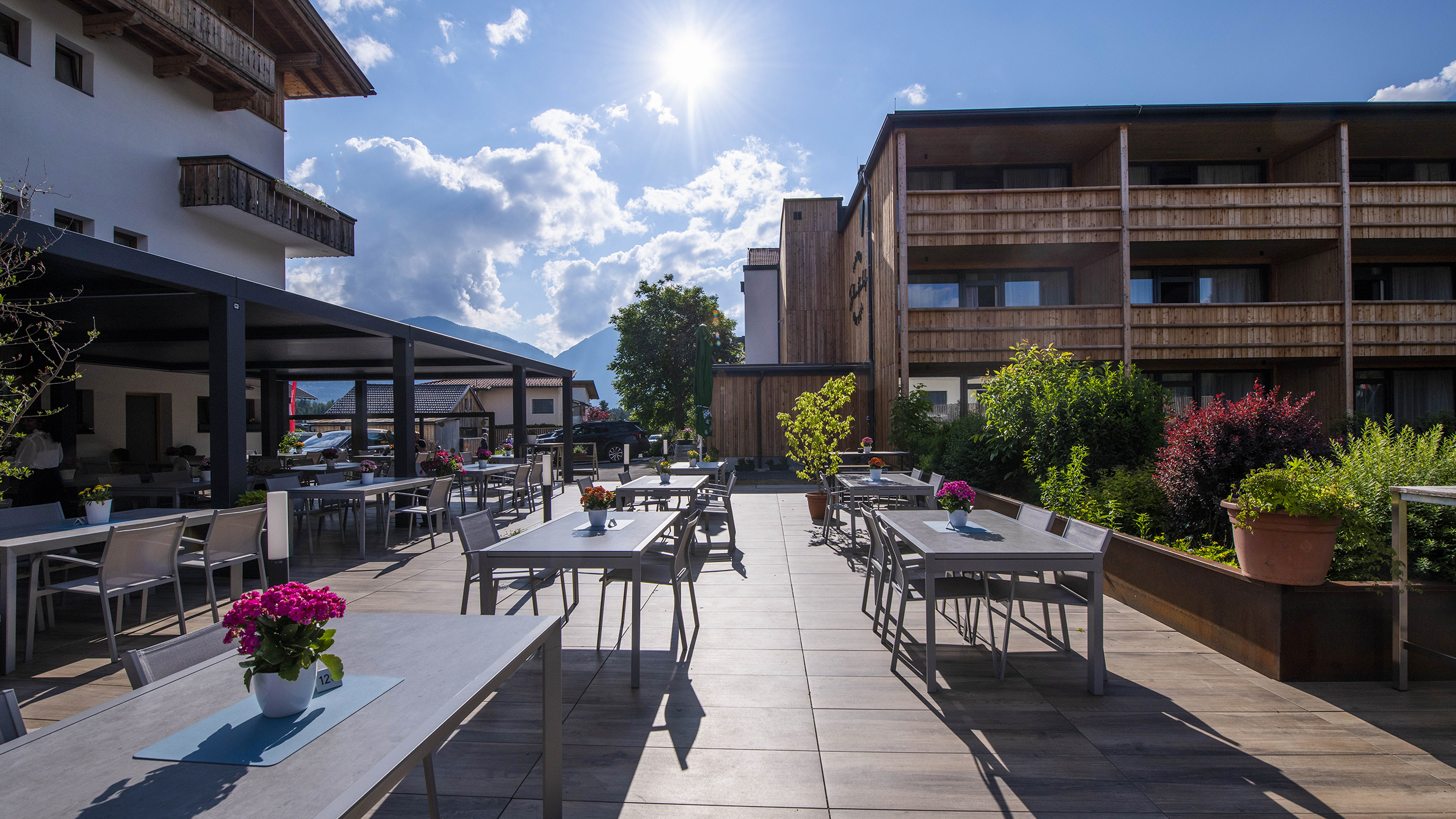 Die Terrasse vom Dolomitenhof.