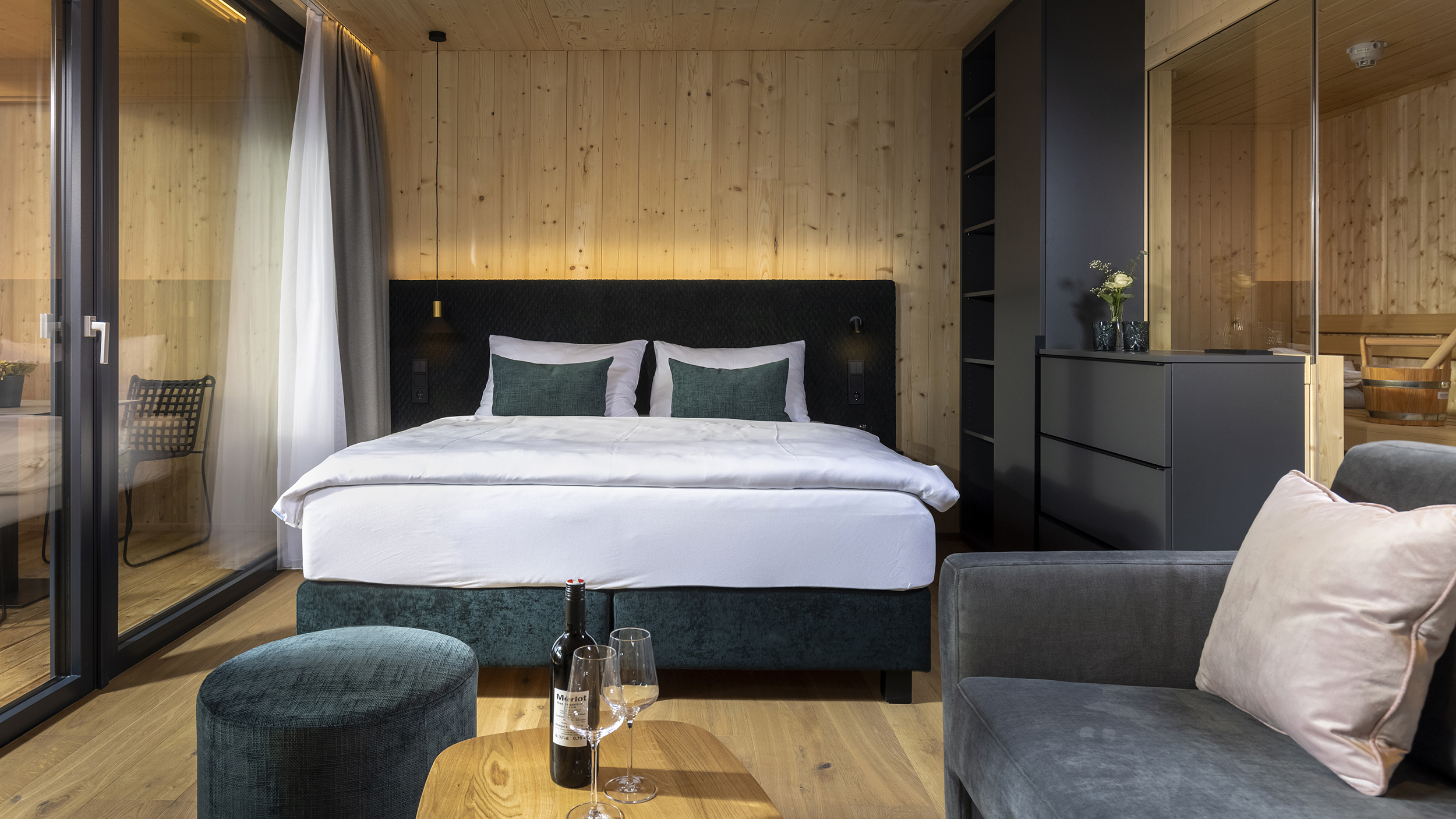 Das Zimmer mit Bett vom Dolomitenhof.