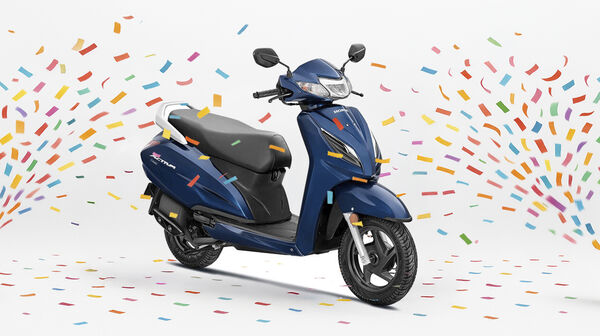 Ein blauer Motorroller und Lametta