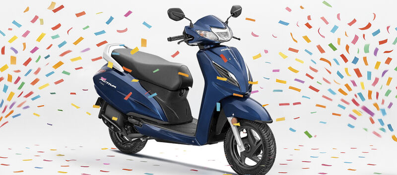 Ein blauer Motorroller und Lametta