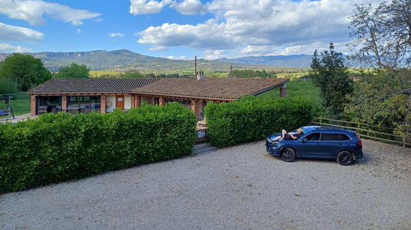 Mann mit Auto vor spanischer Landschaft