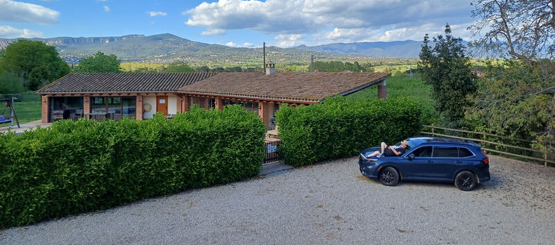 Mann mit Auto vor spanischer Landschaft