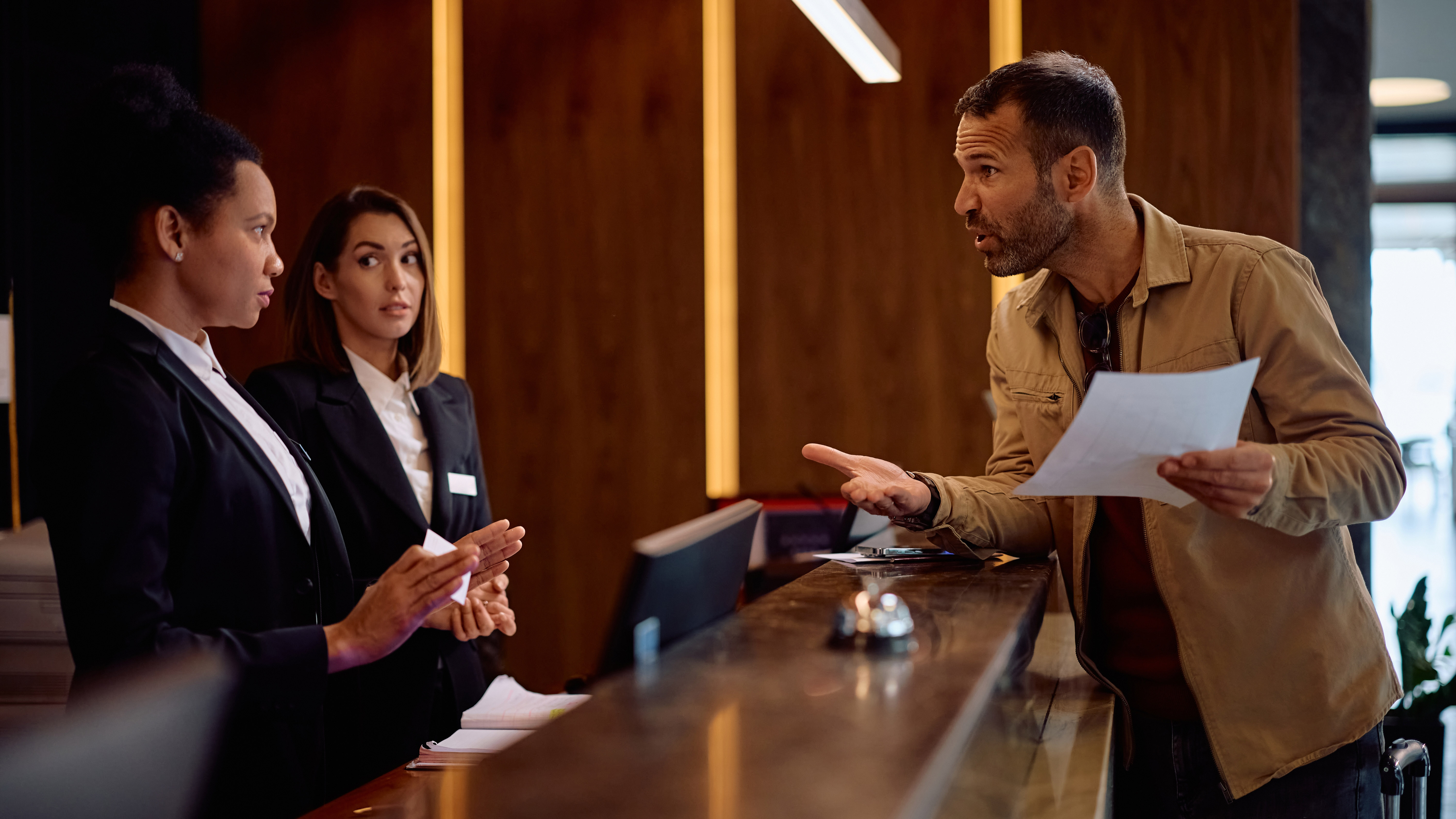 Ein Gast beschwert sich an der Rezeption.