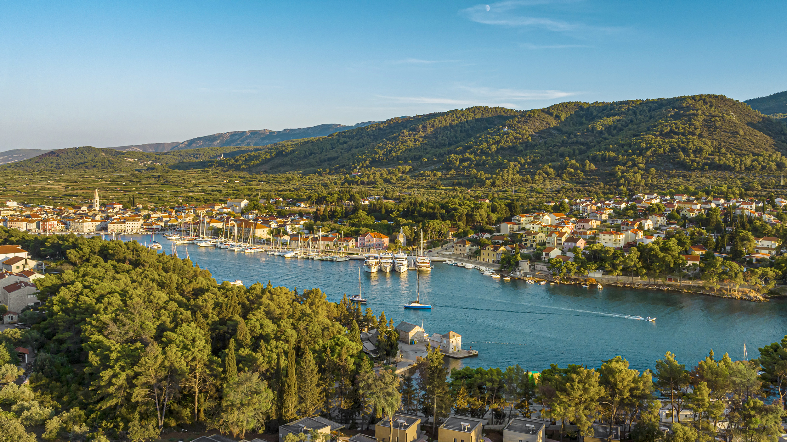 Blick auf die grüne Insel Hvar und den Hafen.