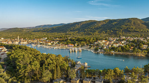 Blick auf die grüne Insel Hvar und den Hafen.