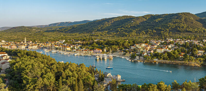 Blick auf die grüne Insel Hvar und den Hafen.