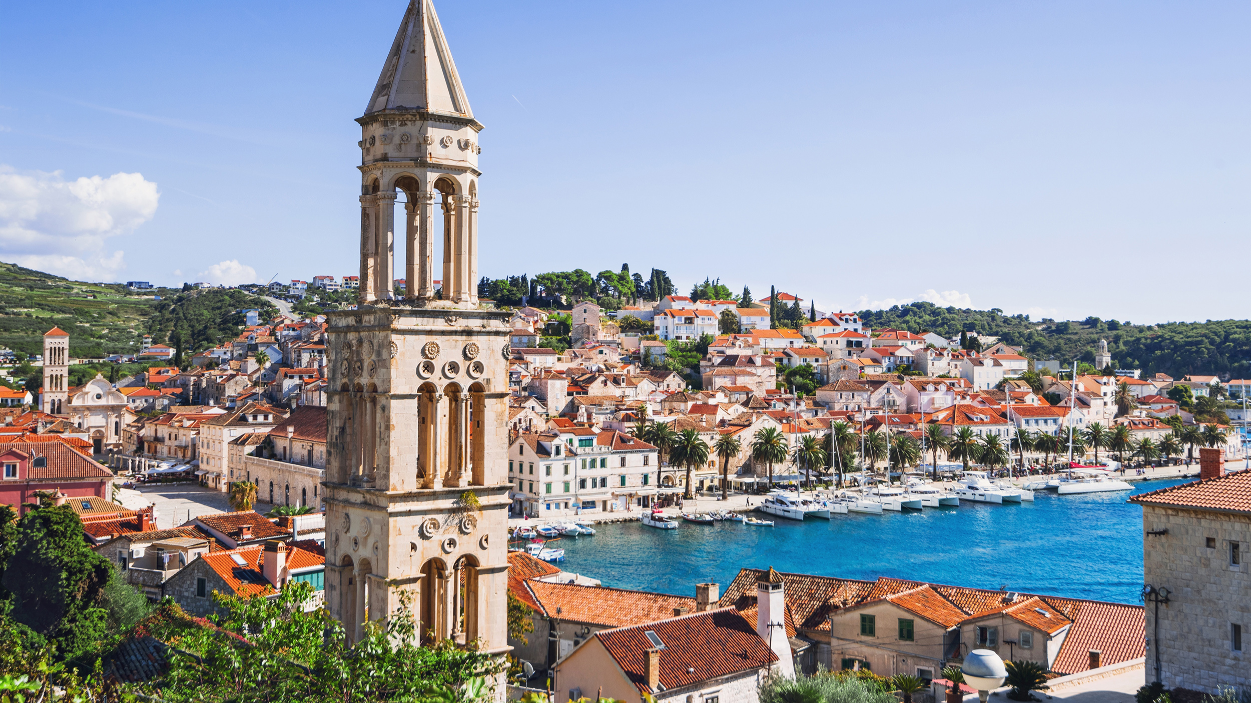 Kirche im Hafenort auf der Insel Hvar.