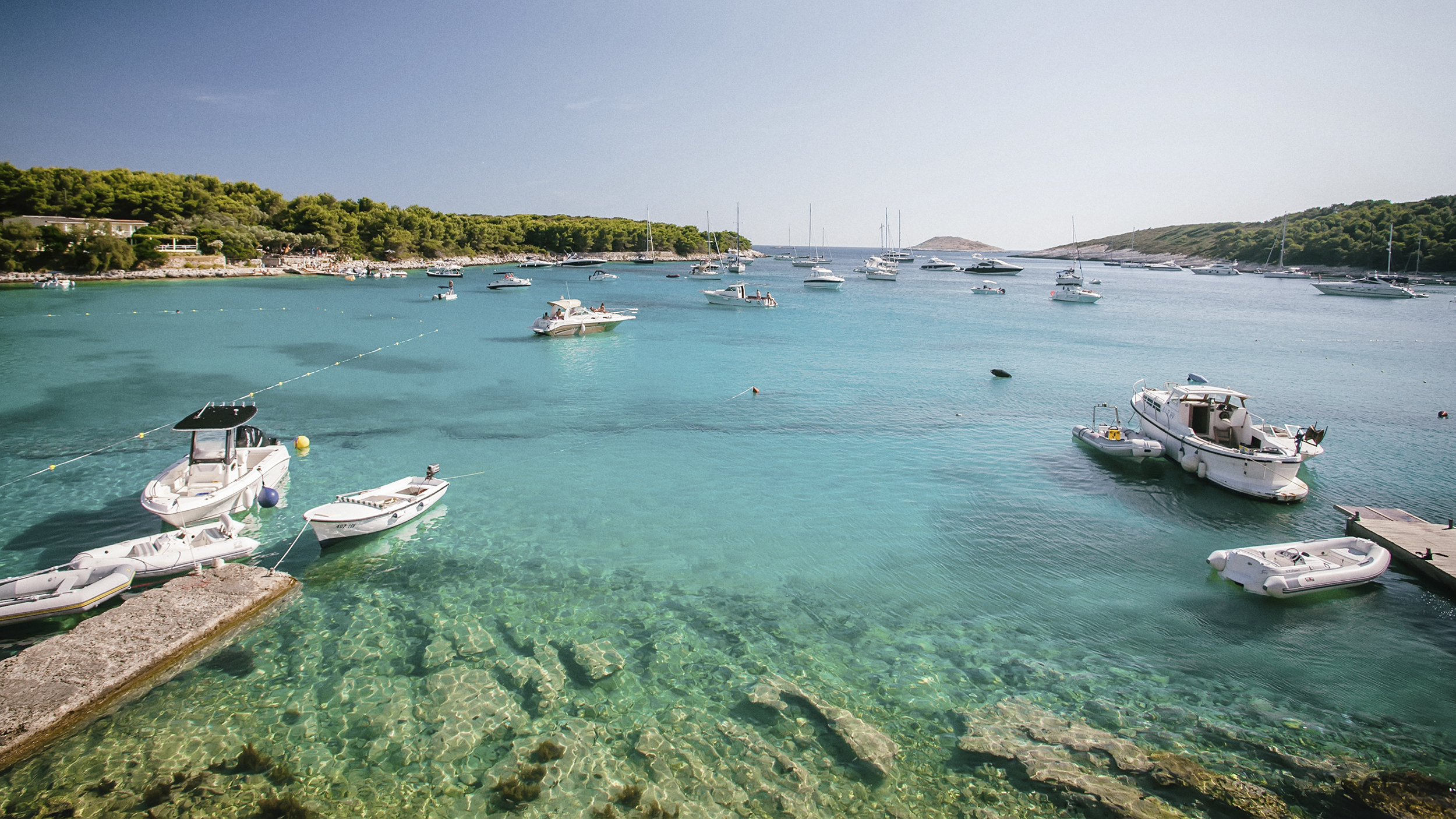 Türkisfarbiges Meer rund um die Insel Hvar