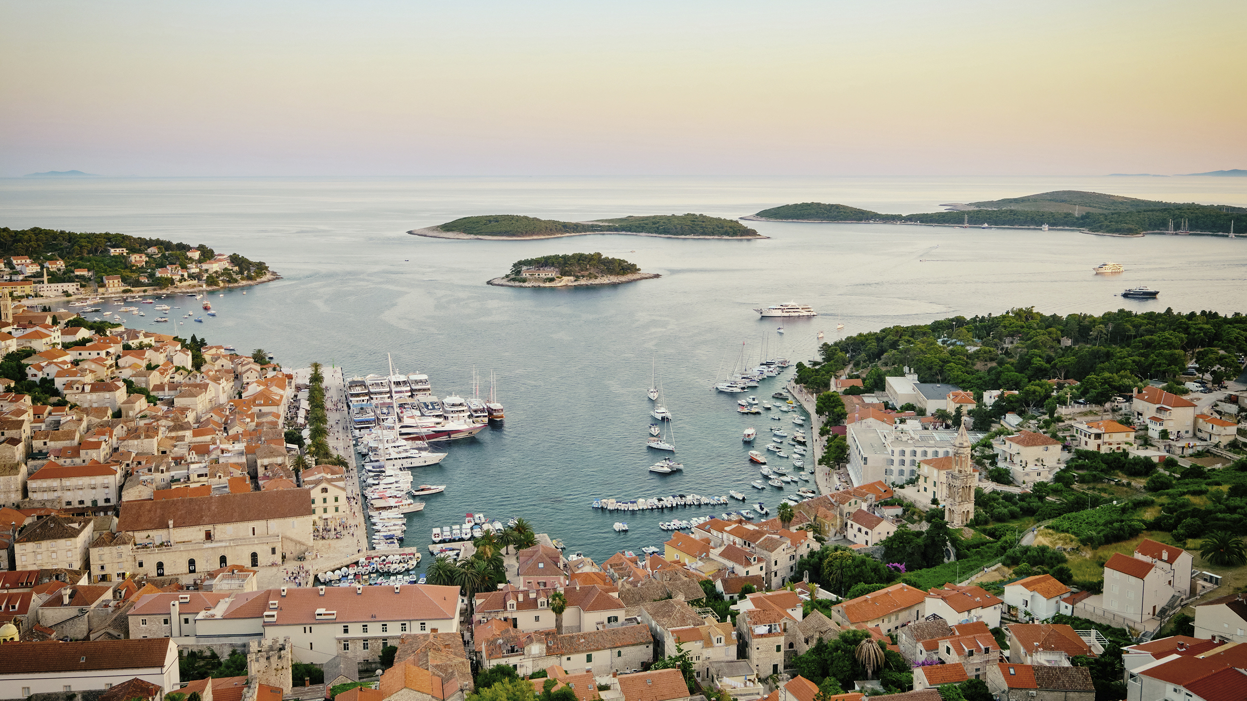 Blick auf das Meer und Häuser auf der Insel Hvar.