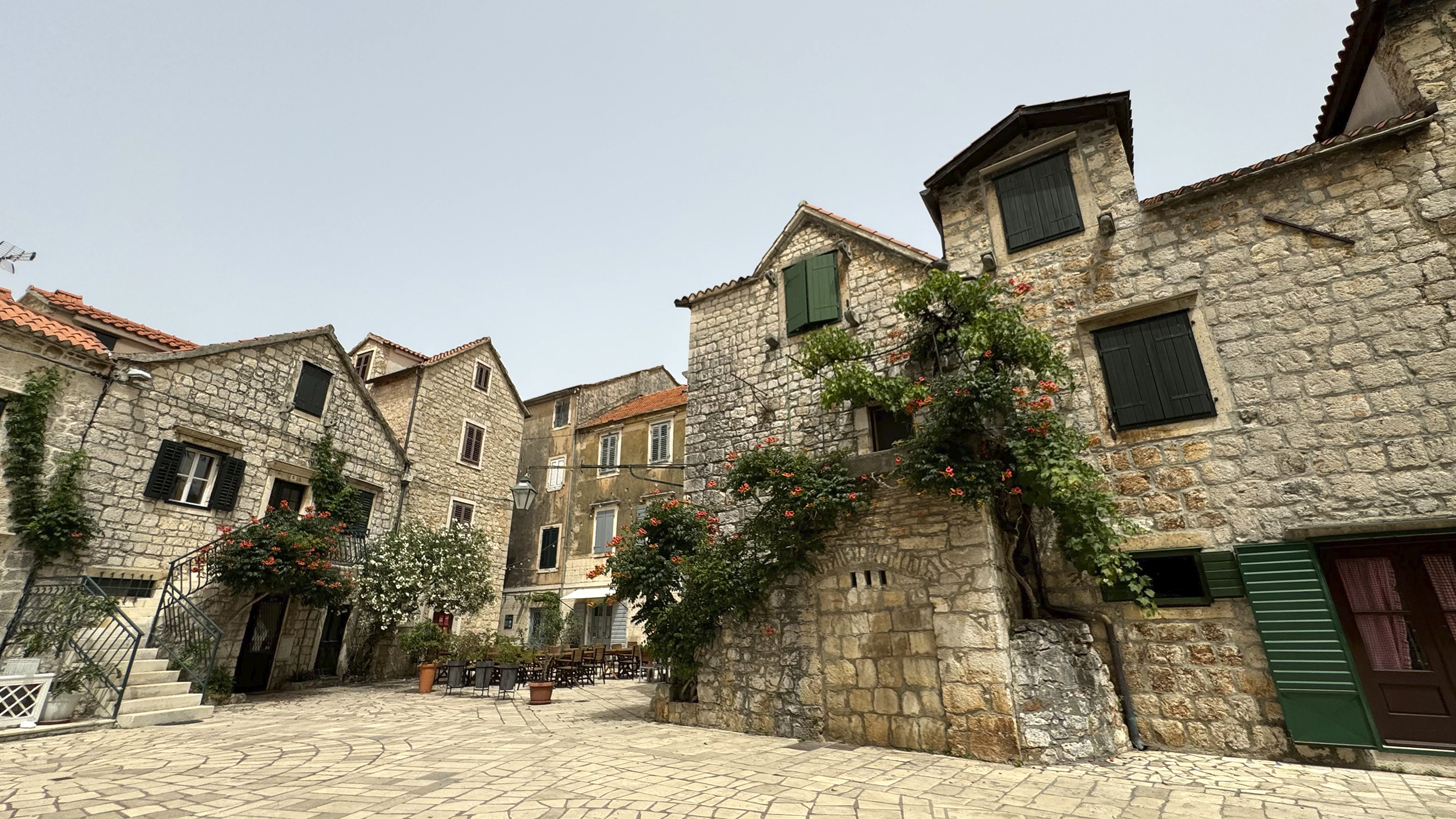 Historische Mauern auf der Insel Hvar.
