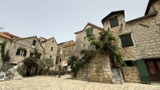 Historische Mauern auf der Insel Hvar.