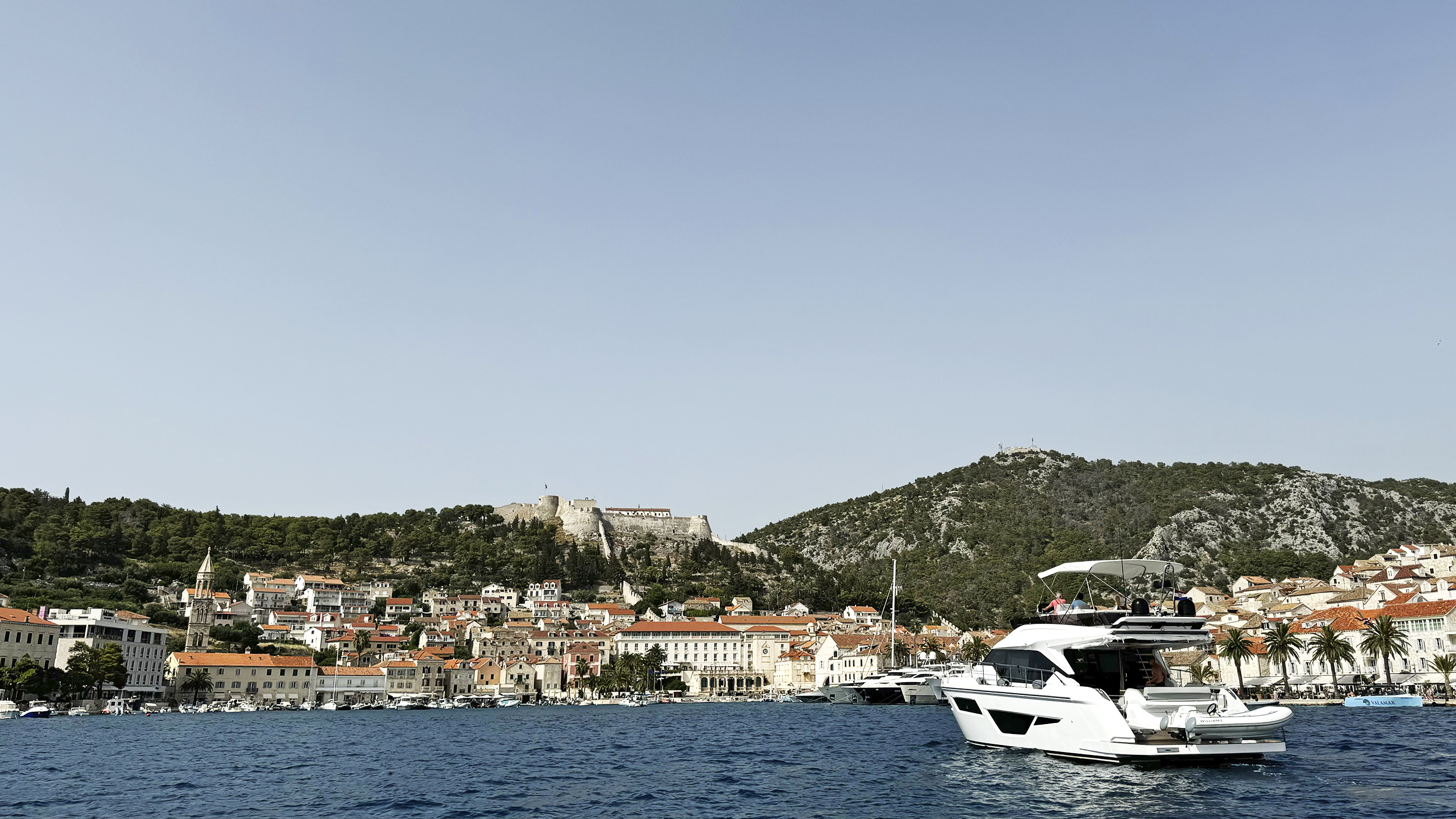 Hafenstädtchen mit Booten auf der Insel Hvar.