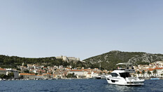 Hafenstädtchen mit Booten auf der Insel Hvar.