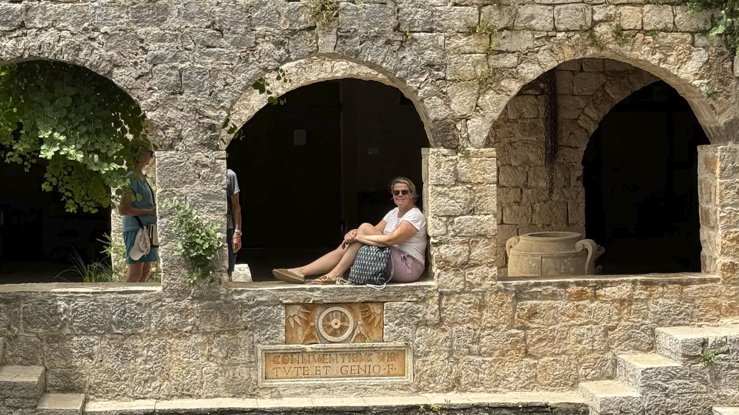 Redakteurin Michaela sitzt in den Arkaden eine Altstadt auf der Insel Hvar.