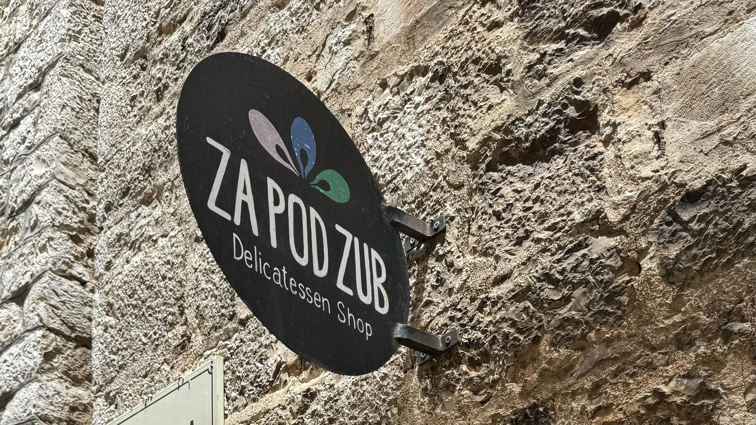 Die Tafel vom Souvenir-Shop in der Altstadt auf der Insel Hvar.