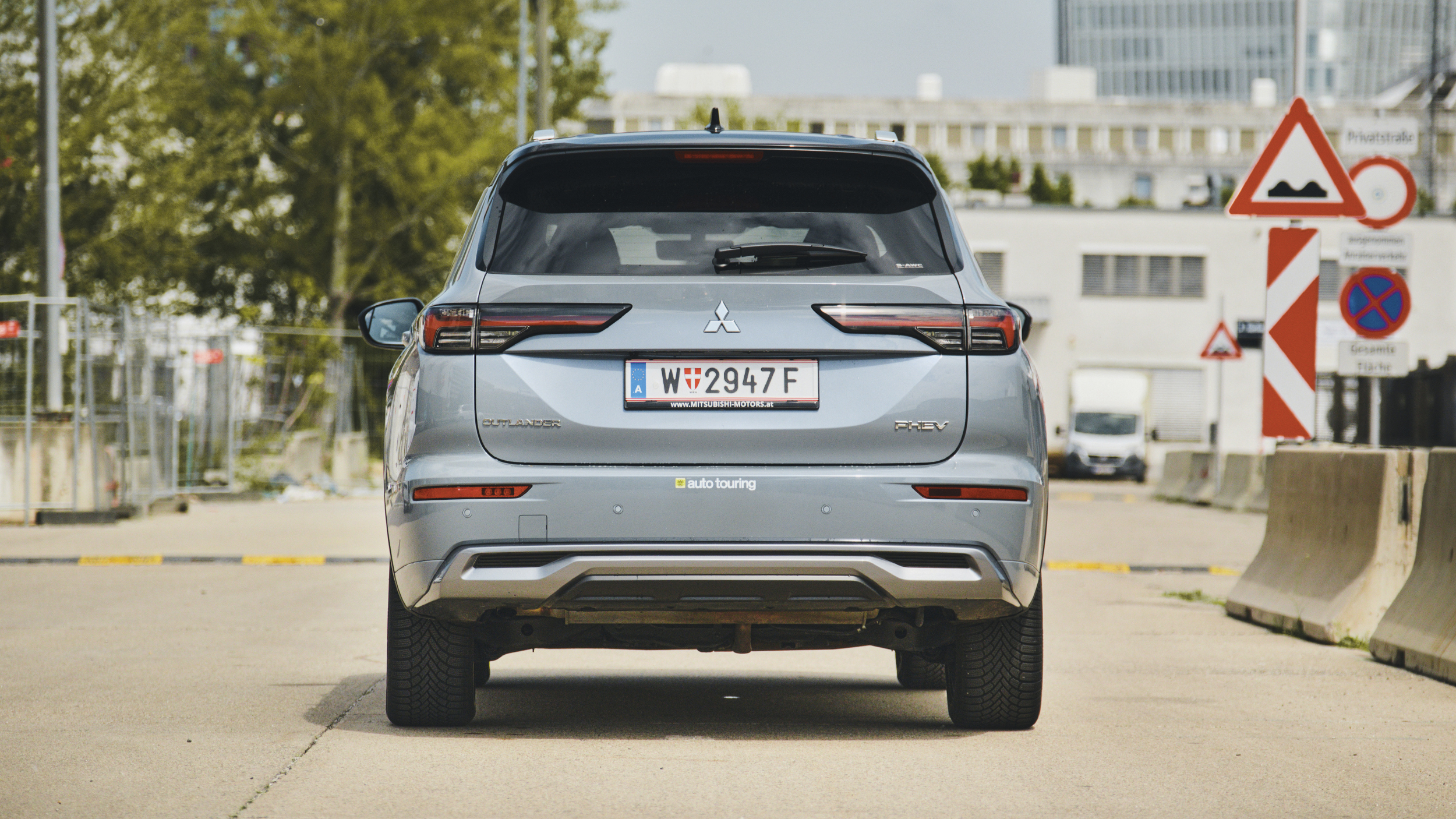 Graues SUV, Mitsubishi Outlander von hinten