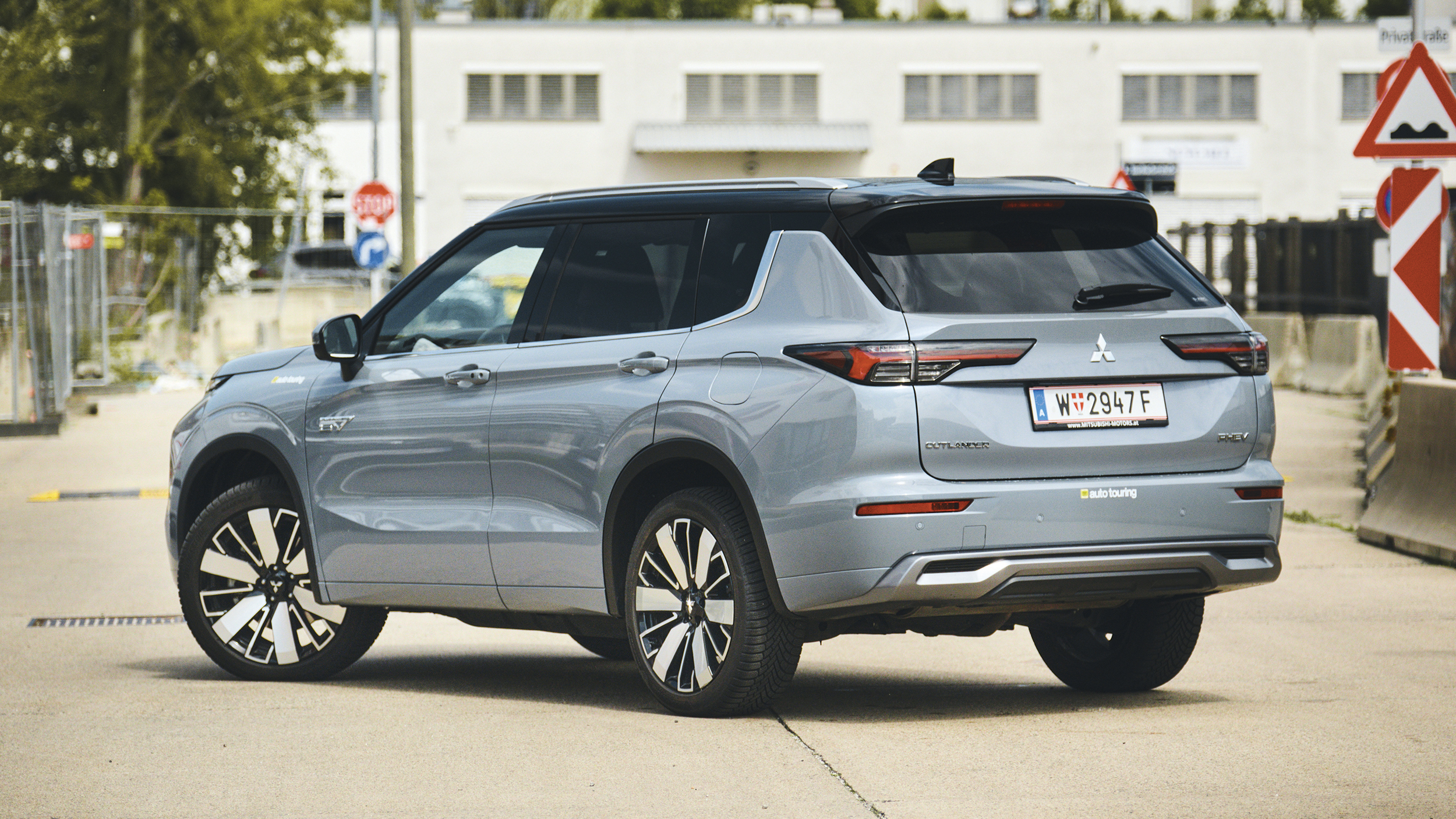Graues SUV, Mitsubishi Outlander von hinten