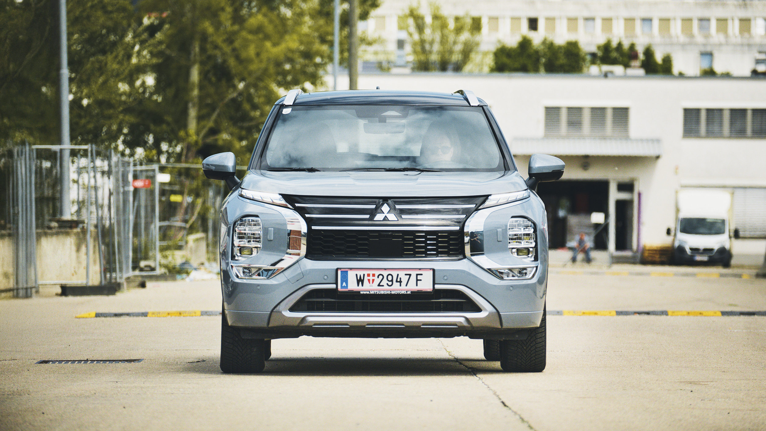 Graues SUV, Mitsubishi Outlander, von vorne