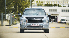 Graues SUV, Mitsubishi Outlander, von vorne