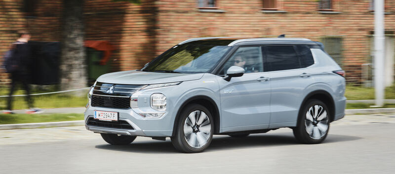 Graues SUV, Mitsubishi Outlander von vorne