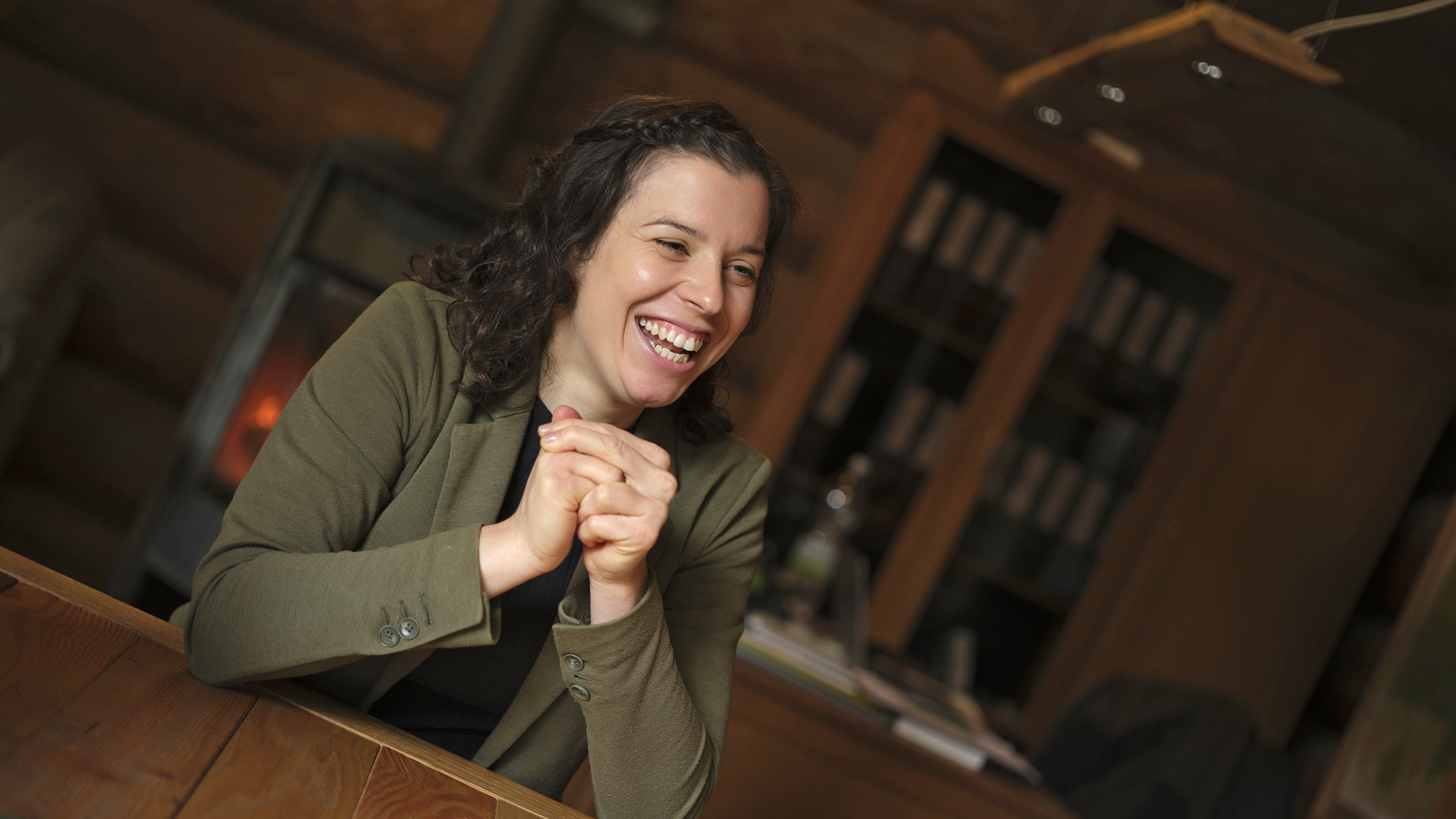 Försterin Stefanie Nievoll lacht beim Gespräch und faltet dabei die Hände zusammen.