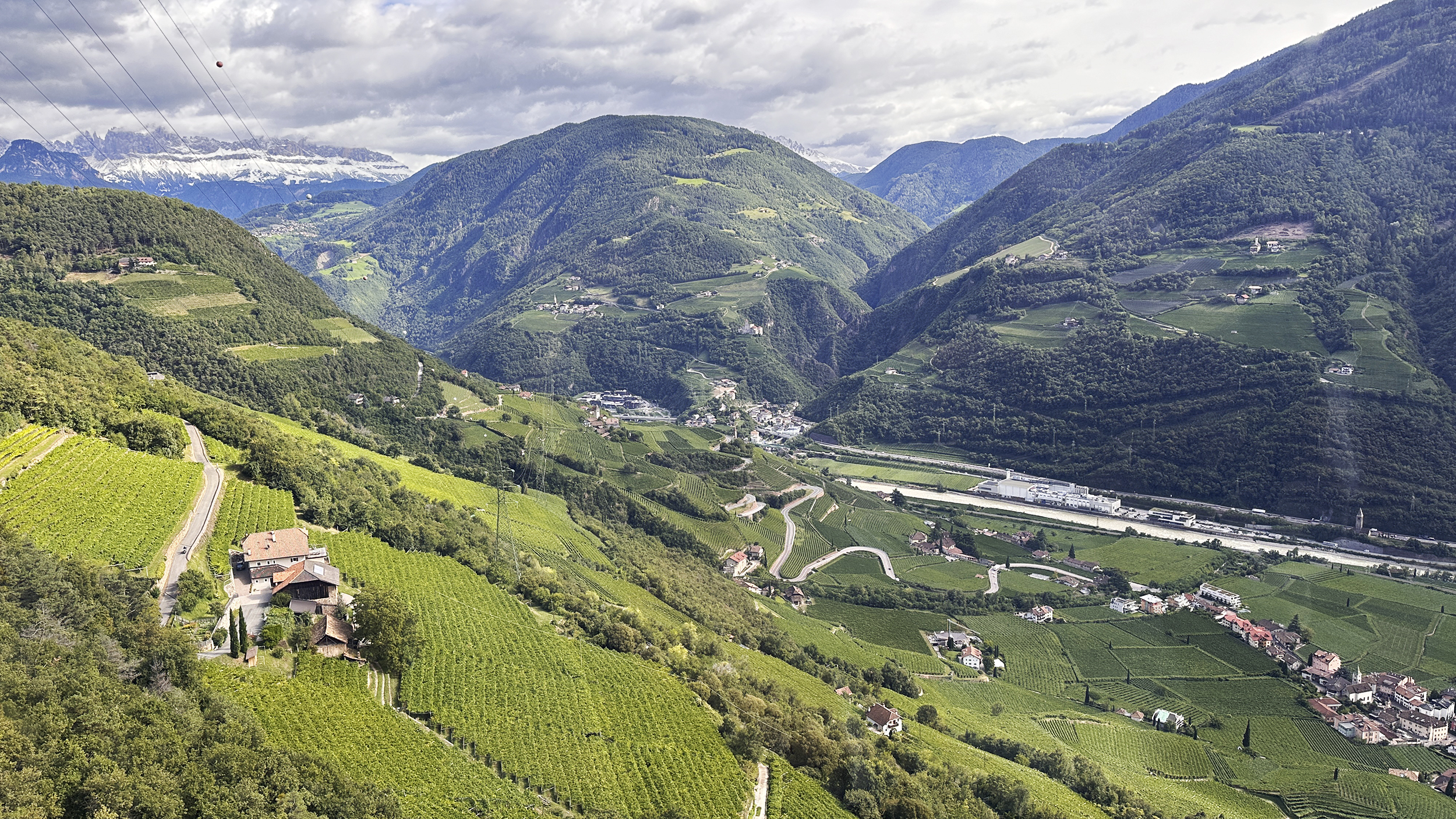 In Serpentinen schlängelt sich die Straße hinauf nach Oberbozen