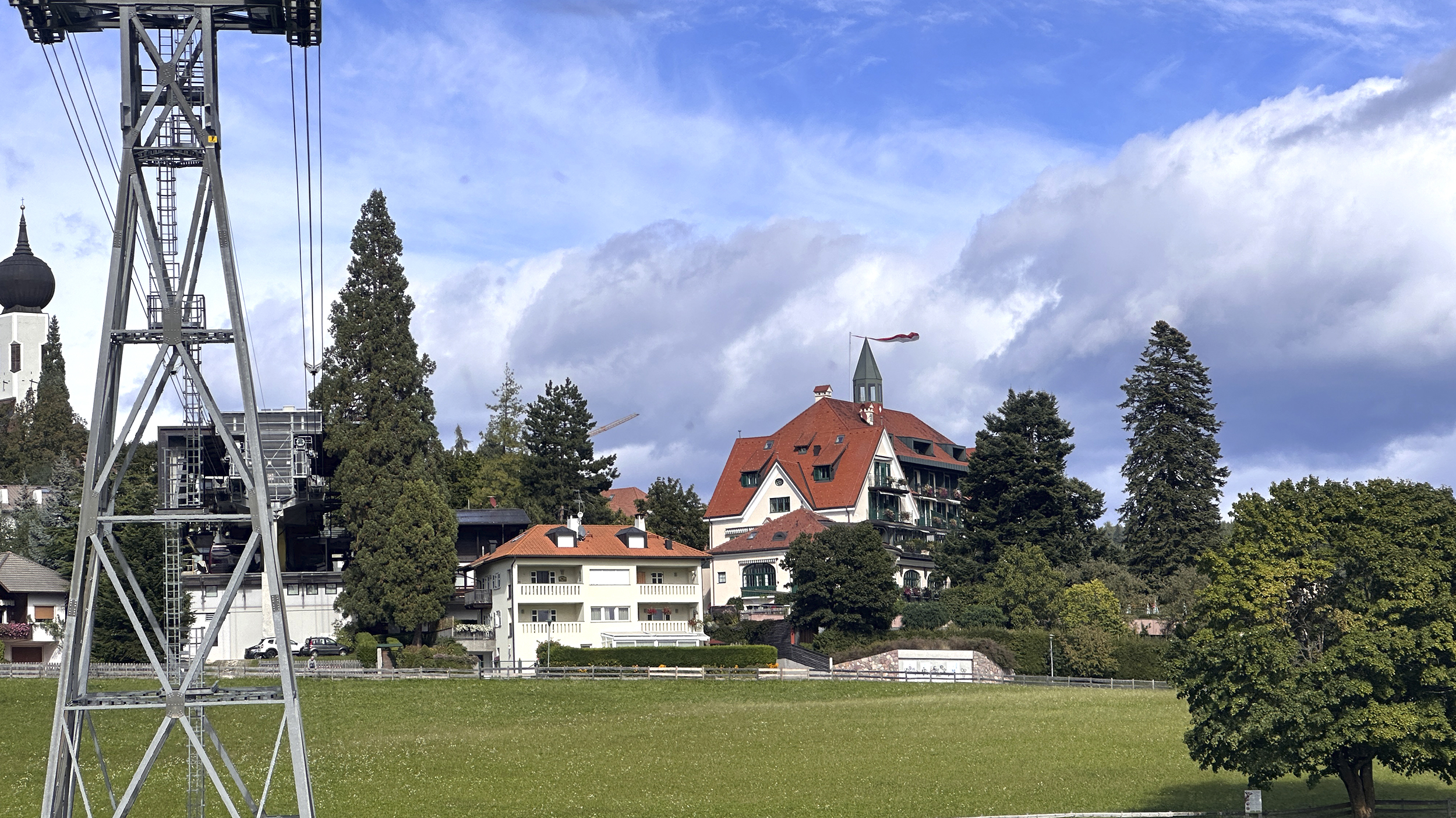 Oberbozen kommt ins Blickfeld der bergauf fahrenden Seilbahnkabine.        