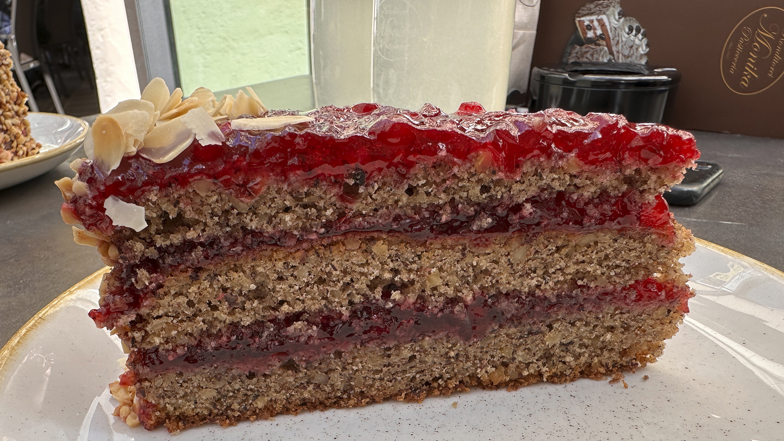 Ein Stück Schwarzplententorte aus Buchweitzen-Teig.