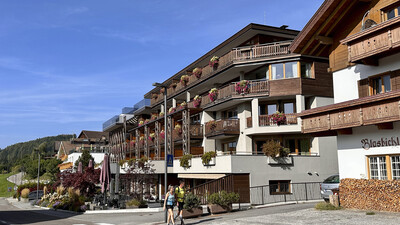 Das Hotel von der Straße aus gesehen.