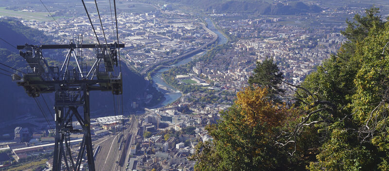 Die Seilbahnkabine überwindet die Kante vom Ritten ins Eisacktal.