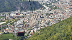 Bozen kommt ins Bild, und eine Kabine, die heraufkommt.