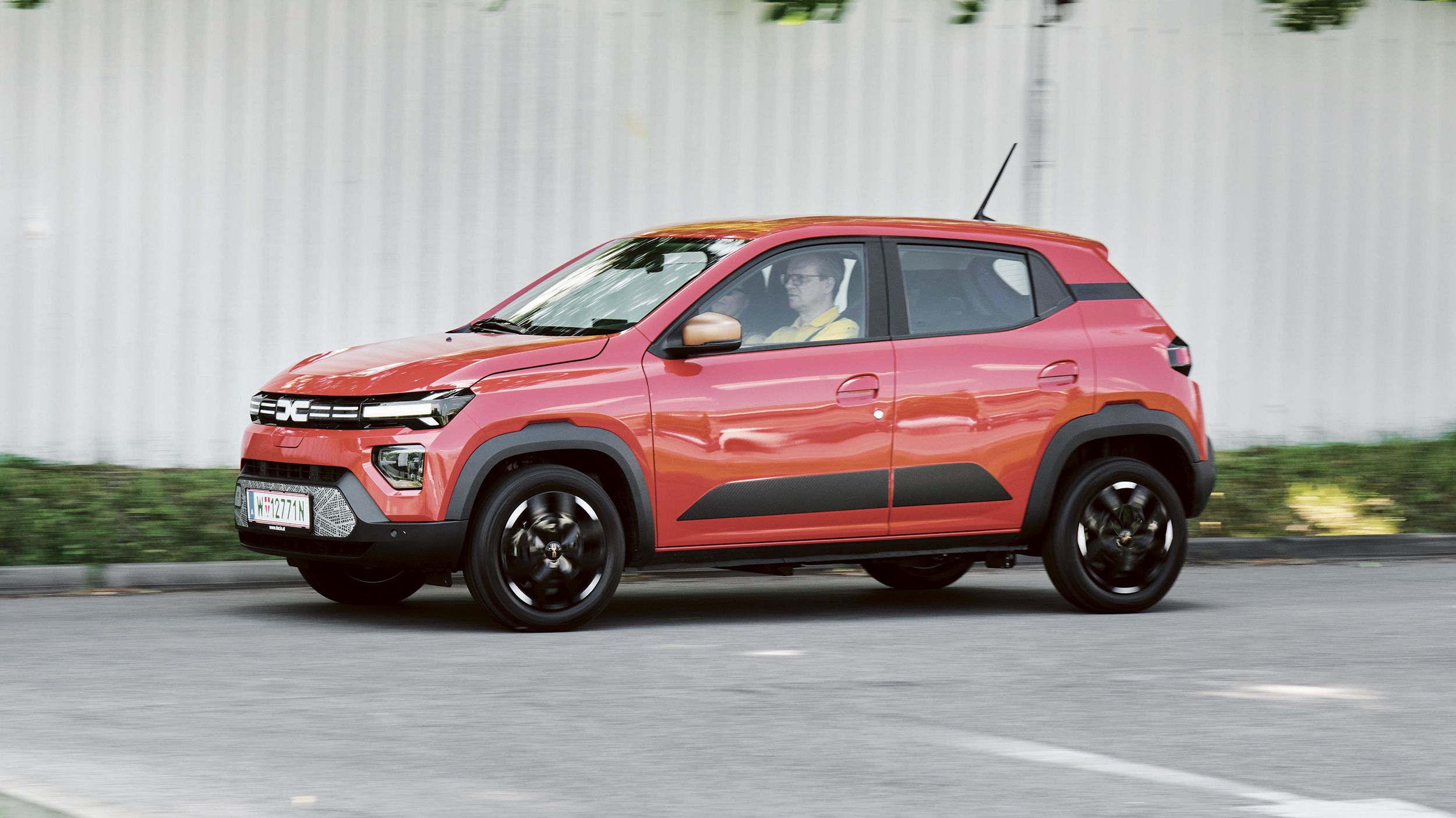 Dacia Spring fahrend