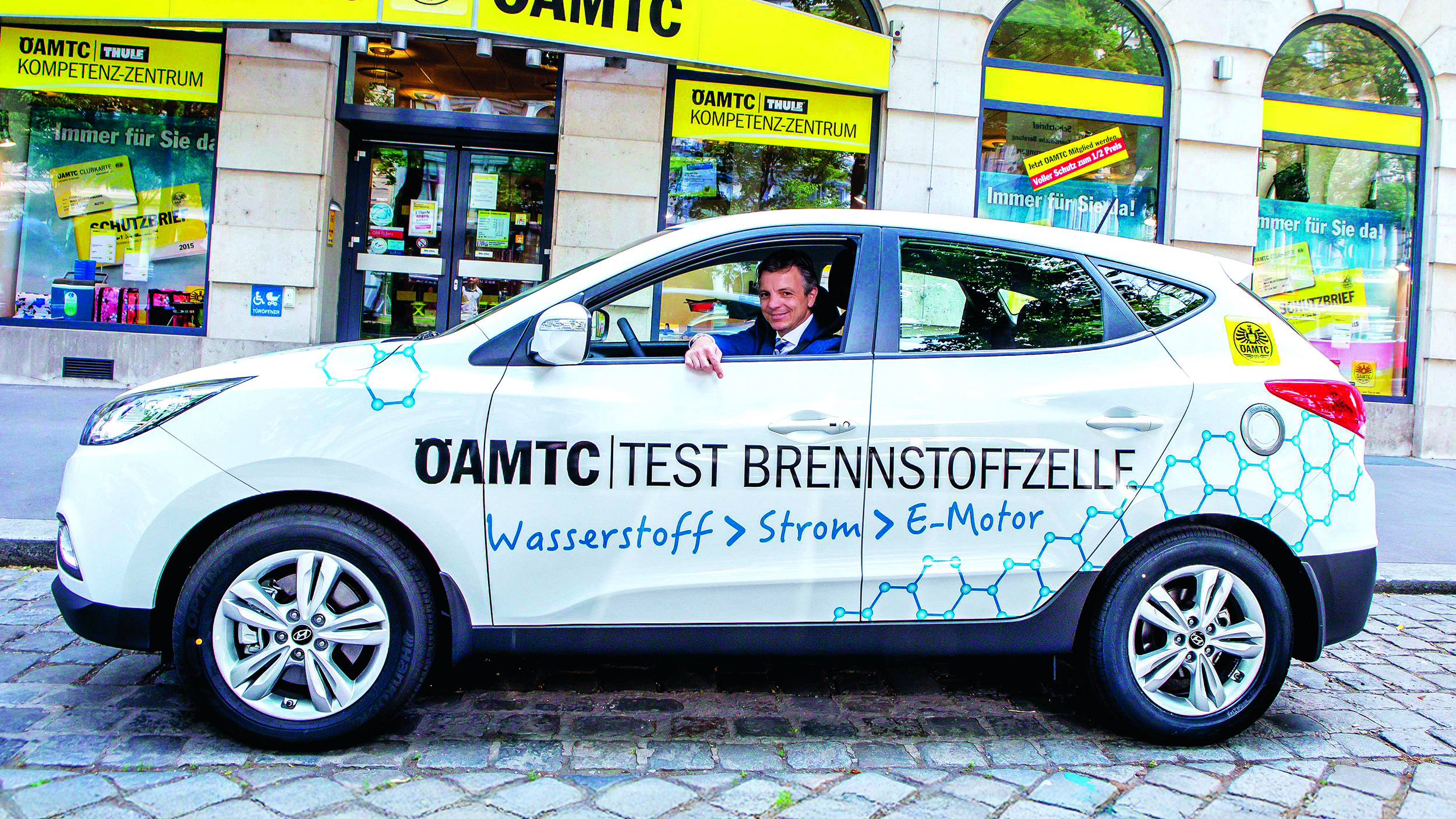 ÖAMTC-Direktor Oliver Schmerold mit einem Hyundai-Wasserstoff-Auto.