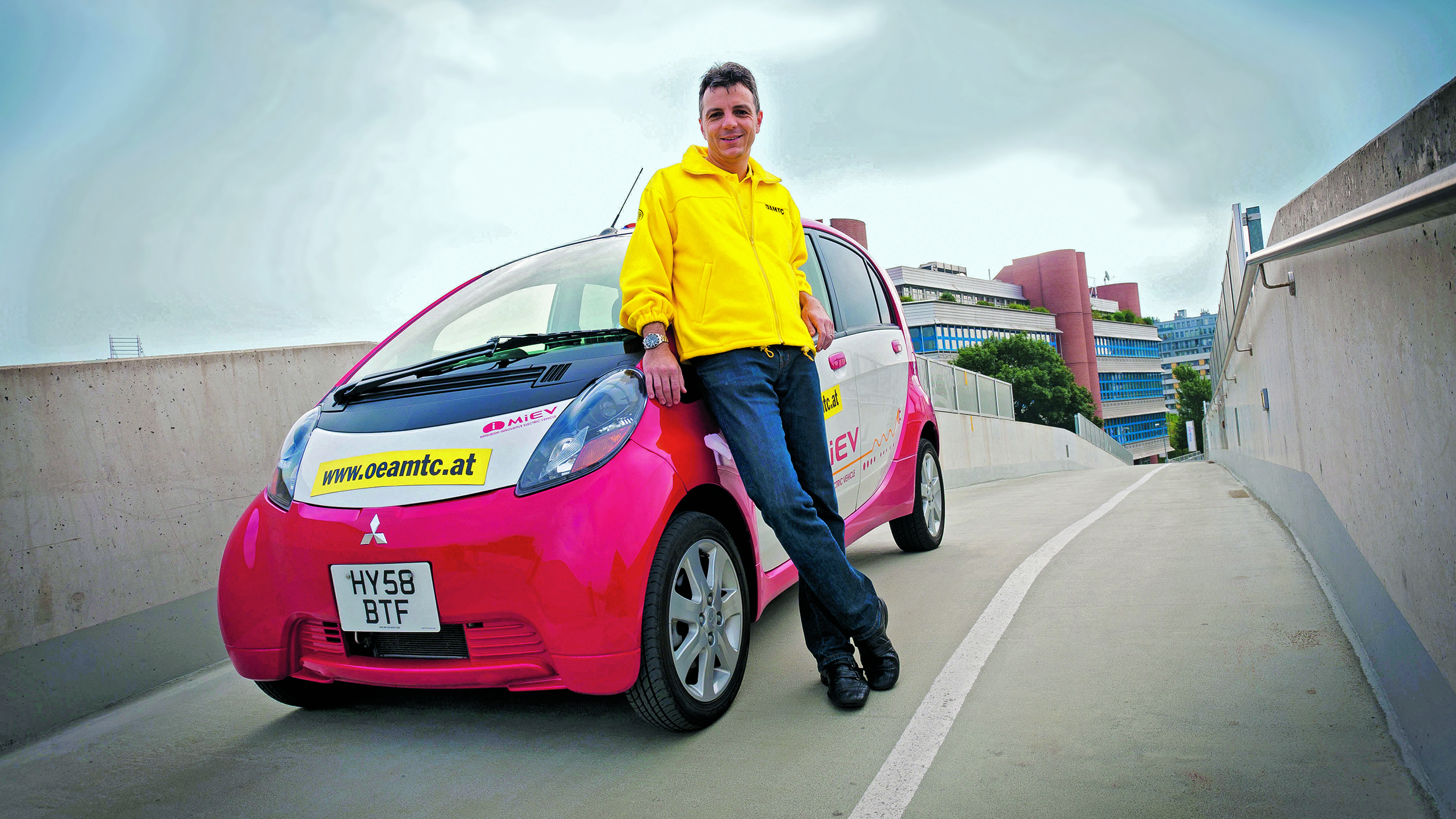 ÖAMTC-Direktor Oliver Schmerold mit dem Elektroauto Mitsubishi i-MiEV.