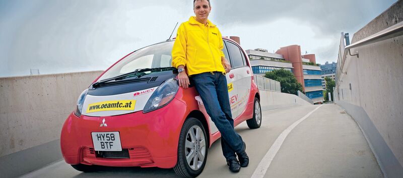 ÖAMTC-Direktor Oliver Schmerold mit dem Elektroauto Mitsubishi i-MiEV.