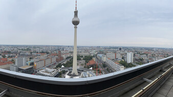 Berlin von oben mit dem Fernsehturm im Vordergrund.