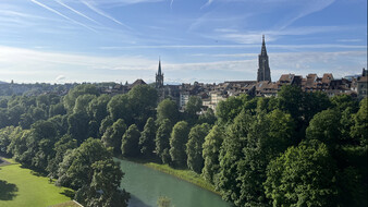 Im Vordergrund der Fluss Aare, im Hintergrund die Stadt Bern.