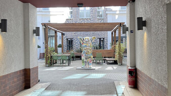 Berliner "Buddy Bär" am Eingang eines Hotels.