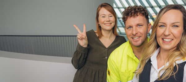 Vier ÖAMTC Mitarbeiter, 2 Männer und 2 Frauen, schauen fröhlich in die Kamera.