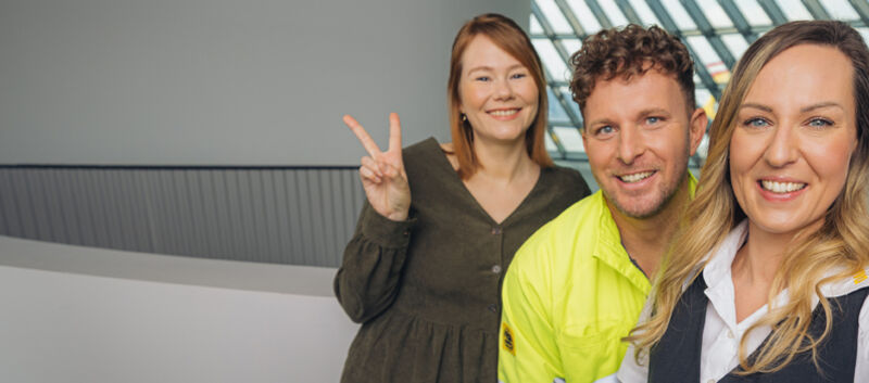 Vier ÖAMTC Mitarbeiter, 2 Männer und 2 Frauen, schauen fröhlich in die Kamera.