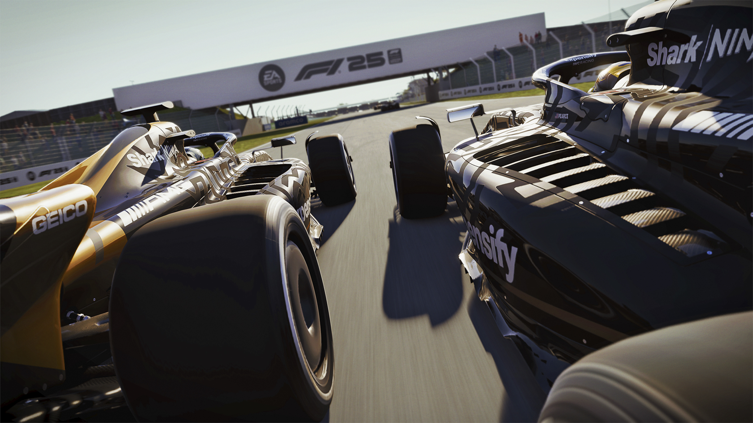 Screenshot aus F125. Rennautos nebeneinander auf der Strecke