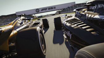 Screenshot aus F125. Rennautos nebeneinander auf der Strecke