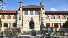 Das Gebäude des Museums besitzt eine Steinfassade, die im Stil eines römischen Patrizierhauses gestaltet ist.