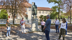 Vor dem Museum ist im Kurpark ein Denkmal von Kaiser Franz Joseph aufgestellt. Parkbesucher betrachten es.