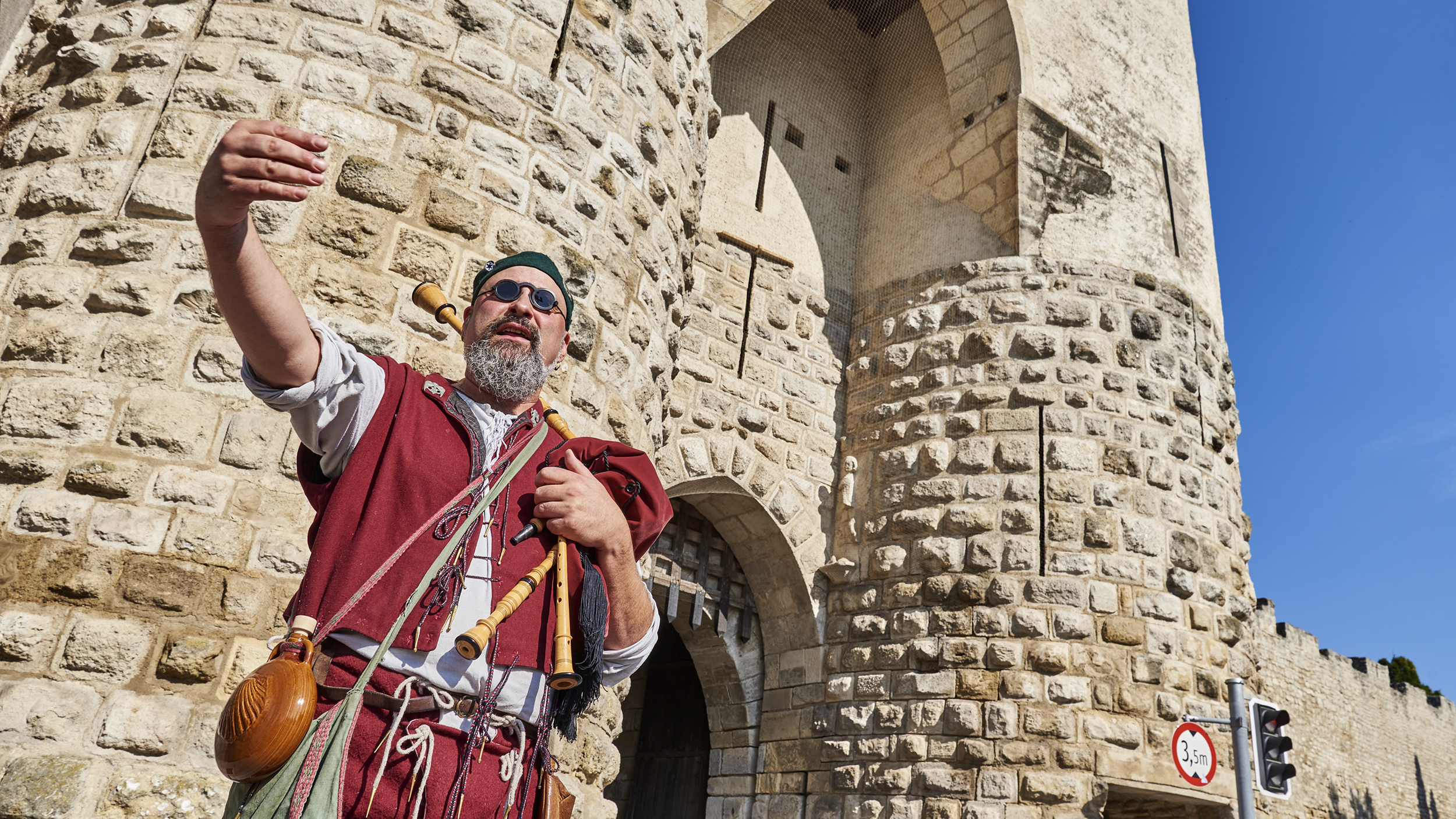 Vor dem Stadttor erzählt der Stadtführer über die Geschichte Hainburgs.