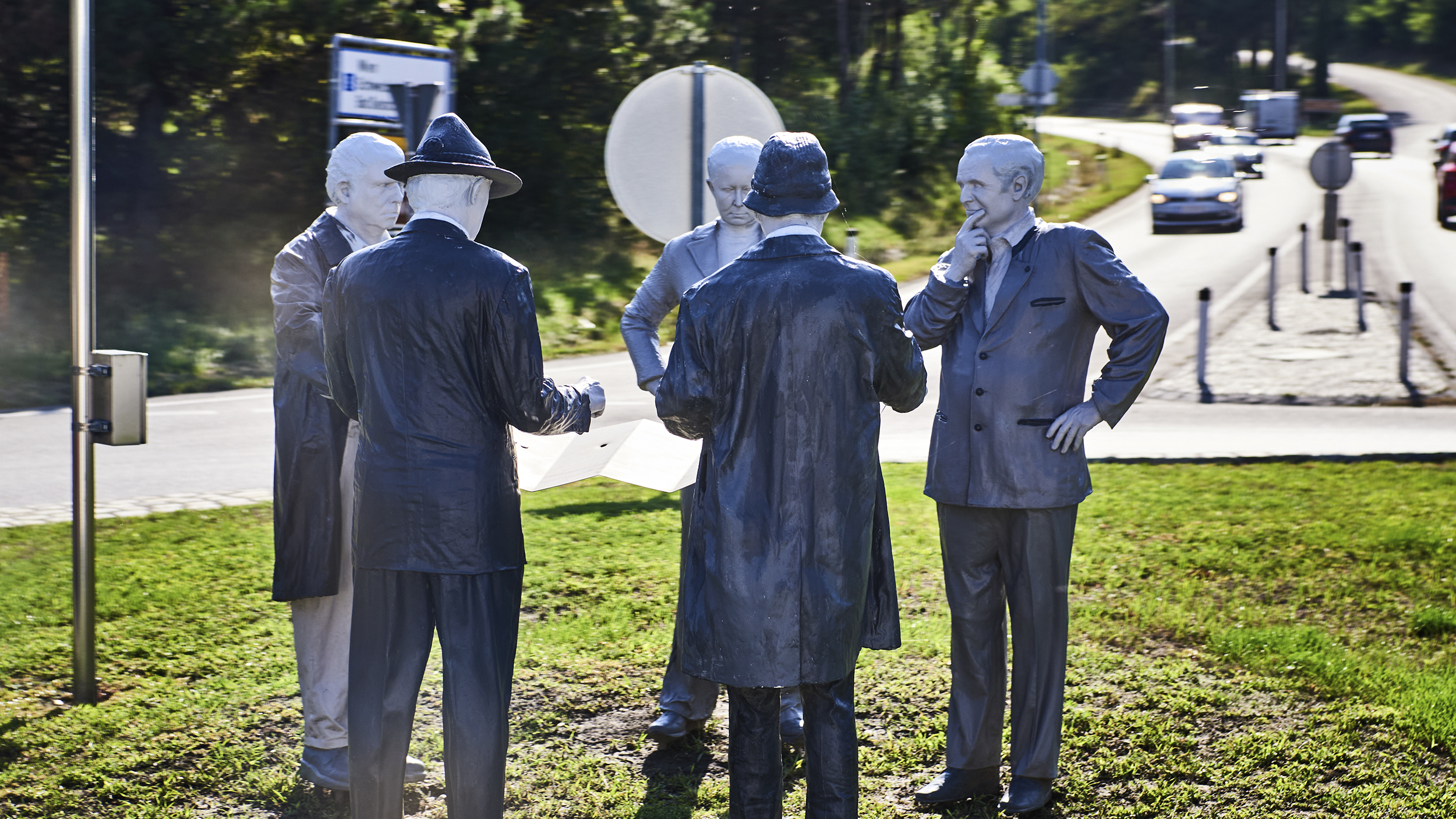 Im Kreisverkehr vor der Auffahrt zur Donaubrücke befindet sich ein Denkmal mit lebensgroßen Figuren.