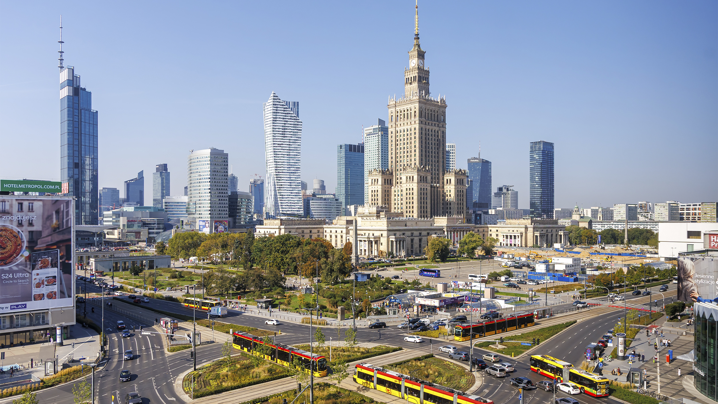 Warschauer Skyline mit Wolkenkratzern, dem Kultur- und Wissenschaftspalast sowie Straßenbahnen und öffentlichem Nahverkehr im Stadtzentrum von Warschau, Polen.