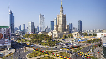 Warschauer Skyline mit Wolkenkratzern, dem Kultur- und Wissenschaftspalast sowie Straßenbahnen und öffentlichem Nahverkehr im Stadtzentrum von Warschau, Polen.